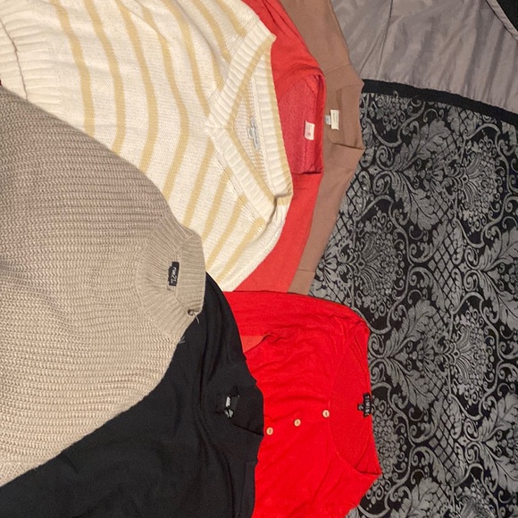 Winters is on its way, mixture of sweaters and sweatshirts. American Eagle - Picture 1 of 3